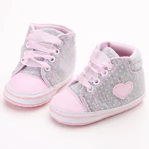 Detailansicht von rosa gepunkteten Babyschuhen für Mädchen im Alter von 0-1 Jahren.