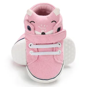 Dettaglio macro di scarpine neonato volpe rosa con suole morbide ed antiscivolo