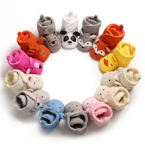 Vista dettagliata di varie scarpine in peluche per neonati con animali colorati