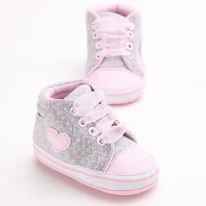 Detailansicht rosa gepunktete Baby-Sneaker mit weicher Sohle für 0-1-jährige Kleinkinder