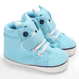 Dettaglio delle adorabili scarpe neonato volpe blu con suola morbida e chiusura a strappo
