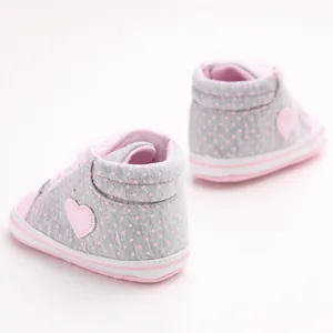 Detailansicht der rosa Punkte und des Herz-Patches auf grauen Baby-Lauflernschuhen