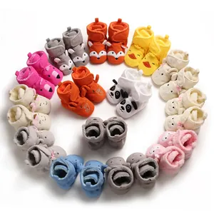 Varietà di babbucce neonato colorate con animali disposte a forma di cuore.