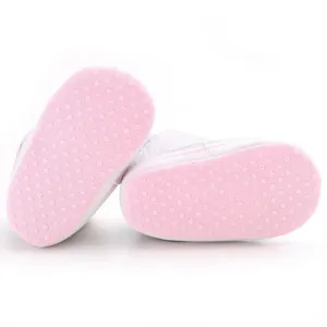 Detailansicht der rutschfesten rosa Sohlen mit weißen Punkten für Baby-Lernlaufschuhe