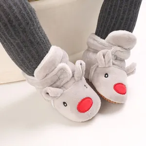 Dettaglio di morbidi stivaletti da neve in peluche grigio per neonati con design cartoon