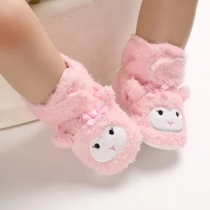 Scarpe neonato in peluche rosa con motivo agnello e morbida texture in pile invernale