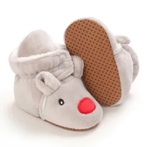 Dettaglio stivaletti invernali per neonati in peluche grigio con suola morbida antiscivolo