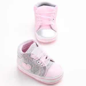 Süße rosa-graue gepunktete High-Top-Babyschuhe für Mädchen mit weicher Sohle und Herz
