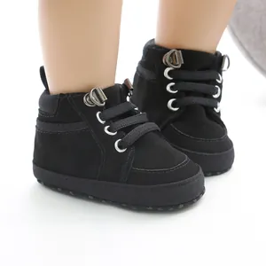 Gros plan de chaussures montantes noires pour bébés avec semelles souples et lacets