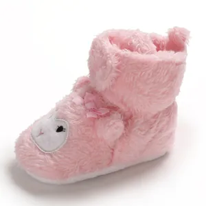 Primo piano di scarpine rosa pelose per neonati con faccia di coniglio e fodera in pile