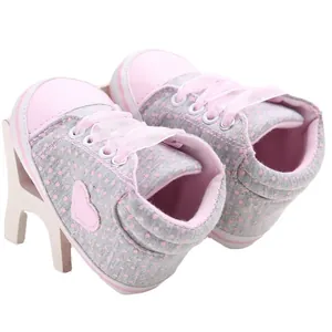 Süße rosa-graue gepunktete Babyschuhe mit weicher Sohle für Mädchen von 0 bis 1 Jahr