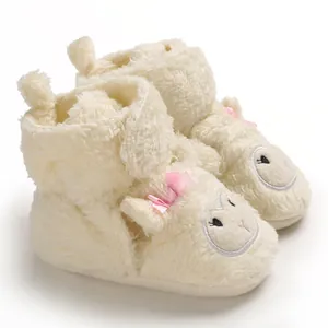 Scarpine in peluche per neonati con ricamo a forma di pecora e grazioso fiocco rosa