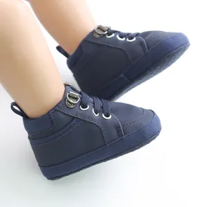 Gros plan de chaussures de marche montantes bleu marine pour bébé avec semelles souples