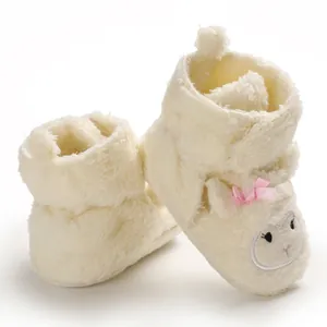 Morbide scarpine in peluche per neonati con ricamo a agnello e fiocco rosa per neonati