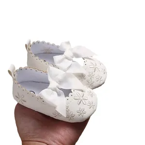 Weiße Prinzessinnenschuhe für Babys mit weicher Sohle, Schleife und Blumenstickerei