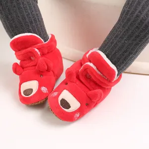 Primo piano di stivaletti da neve rossi in peluche con design di orsetto