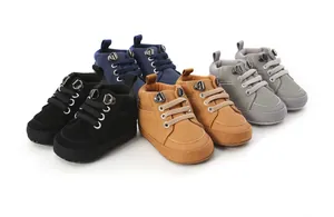 Vue détaillée de chaussures de marche montantes pour bébé garçon à semelle souple