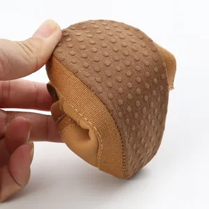Détail d'une chaussure de marche souple marron pour bébé avec semelle antidérapante