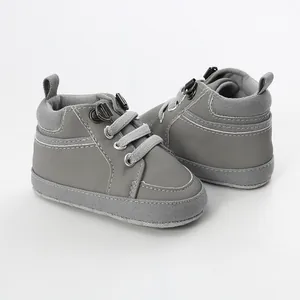 Vue détaillée de chaussures montantes grises pour bébé avec des semelles souples