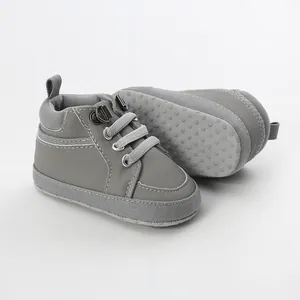 Vue détaillée de chaussures de marche montantes grises pour bébé avec semelles souples