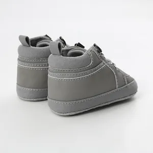 Vue arrière de chaussures de marche bébé grises à tige haute et semelle souple