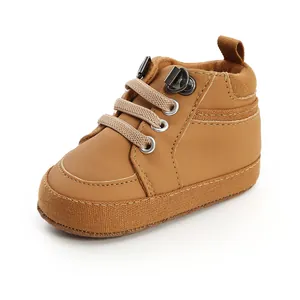 Vue détaillée de chaussures de marche pour bébé marron avec semelle souple et lacets