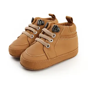 Gros plan de chaussures de marche montantes marron pour bébé à semelle souple
