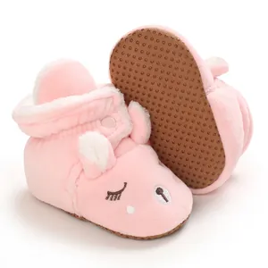 Dettaglio degli stivaletti da neve rosa per neonati in morbido peluche e suola antiscivolo