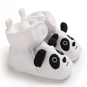 Primo piano di scarpine bianche da neonato con design a panda e suola morbida per inverno