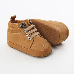 Vue détaillée des chaussures de marche montantes pour bébé marron à semelles souples