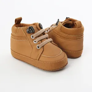 Vue détaillée de chaussures de marche marron pour bébés avec semelles souples et lacets
