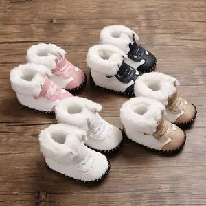 Warme Baby-Schneestiefel in verschiedenen Farben mit weicher Gummisohle und Kunstfellfutter.
