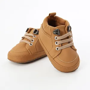 Vue détaillée de baskets montantes pour bébés avec semelle souple marron.