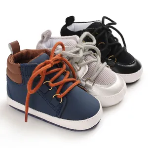 Vue détaillée de chaussures de marche pour bébé en bleu, argent et noir à semelle souple