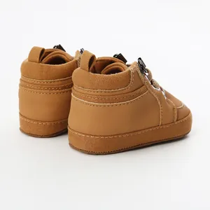Vue arrière de chaussures de marche montantes pour bébé marron avec semelle souple.