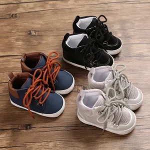 Vue détaillée de trois paires de chaussures de marche souples pour bébé en bleu et noir.