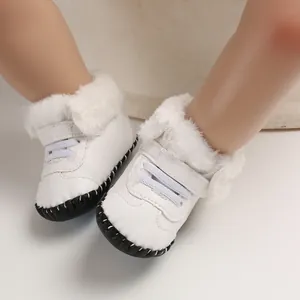 Detailansicht weißer Babysneakers mit weicher Gummisohle und warmem Kunstfellfutter