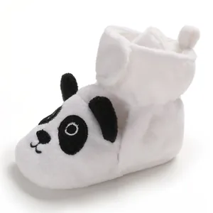 Dettaglio scarpe neonato panda in morbido peluche bianco con suola flessibile invernale.