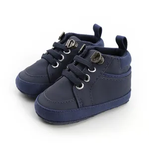 Vue détaillée de chaussures de marche montantes bleu marine pour bébé avec semelle souple.