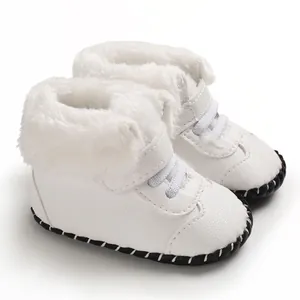 Weiße Baby-Winterstiefel mit weicher rutschfester Gummisohle und warmem Kunstfellfutter