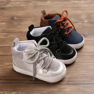 Détail de chaussures de marche pour bébé à semelle souple avec texture en velours côtelé