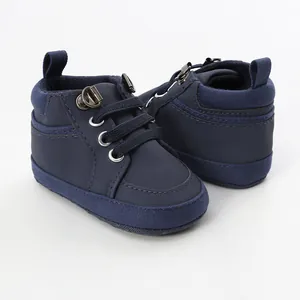 Vue détaillée de chaussures montantes pour bébé en bleu marine avec semelle souple