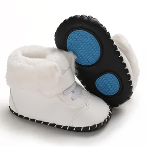 Detailansicht weißer Babystiefel mit weicher Anti-Rutsch-Sohle und warmem Fellbesatz