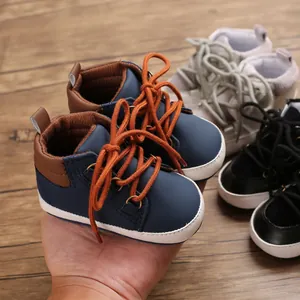 Vue détaillée de chaussures de marche souples et stylées pour bébé de 0-1 an, divers coloris