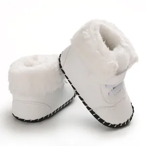 Warme weiße Babystiefel mit dickem Plüschfutter und weicher, rutschfester Gummisohle