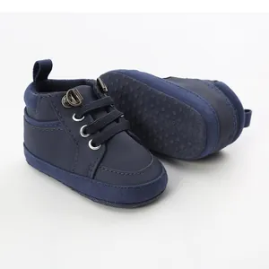 Détail de chaussures de marche montantes bleu marine avec semelle souple pour nourrissons.