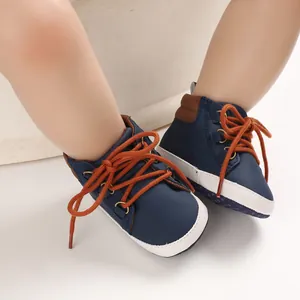 Chaussures montantes de marche pour bébé bleu marine avec lacets orange et semelle souple