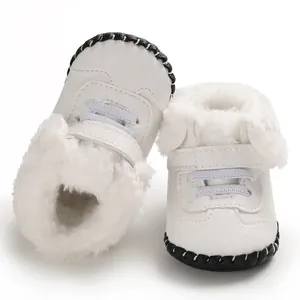 Nahaufnahme weißer Baby-Schneestiefel mit Kunstfellfutter und weicher Gummisohle