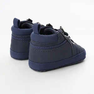 Vue détaillée de l'arrière des chaussures montantes bleu marine pour bébé à semelle souple