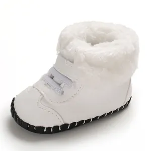Nahaufnahme weißer Baby-Schneestiefel mit Pelzfutter und rutschfester Gummisohle